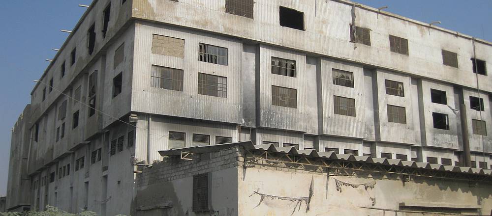 Ausgebrannte Textilfabrik in Pakistan