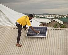 Montage von Mobisol-Solarmodulen in Tansania |Foto: Mobisol